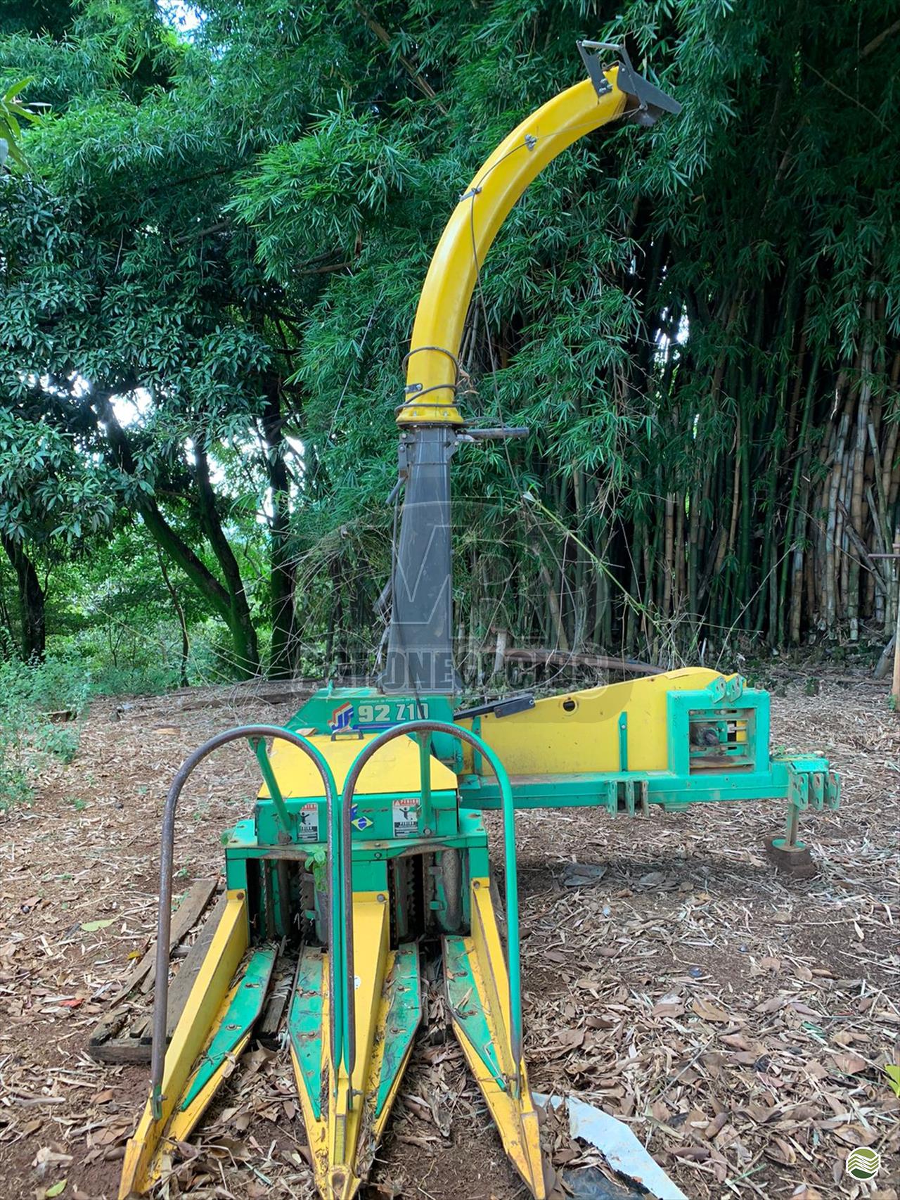 IMPLEMENTOS AGRICOLAS ENSILADEIRA ENSILADEIRA 2 LINHAS VR Agronegócios ARAXA MINAS GERAIS MG